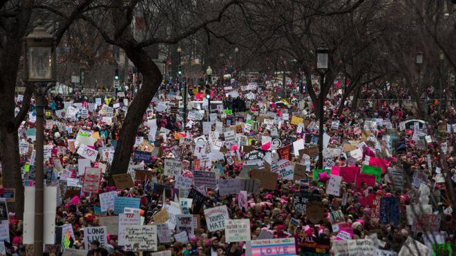 Женщины против Трампа. Десятки тысяч человек вышли на митинг в Вашингтоне (ФОТО)