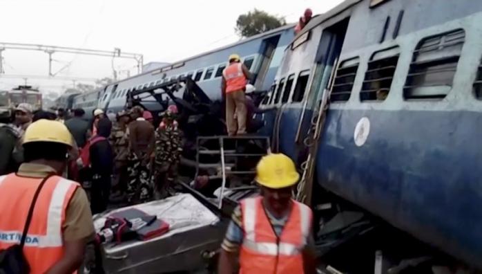 Авария на железной дороге в Индии: десятки погибших (ФОТО)
