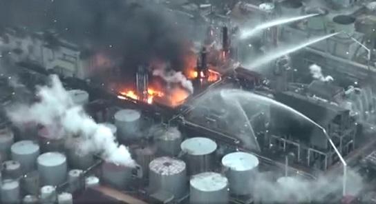 В Японии горит большой нефтеперерабатывающий завод (ФОТО)