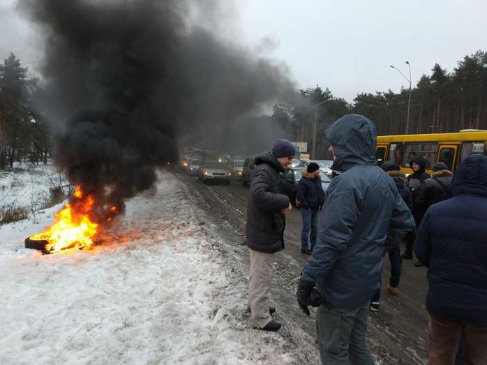 Автомобілісти частково блокують в’їзди до Києва і палять шини (ФОТО, ВІДЕО)
