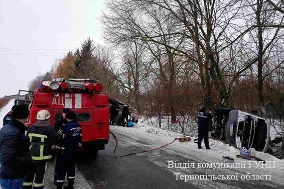 На Тернопільщині перекинувся автобус, травмовано 12 осіб