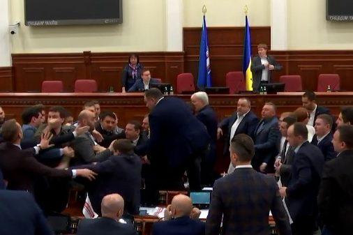 У Київраді побилися депутати після пропозиції «винести вперед ногами Кличка» (ФОТО, ВІДЕО)