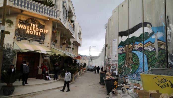 Бэнкси открыл отель на границе Израиля и Палестины с «худшим в мире видом из окон» (ВИДЕО)