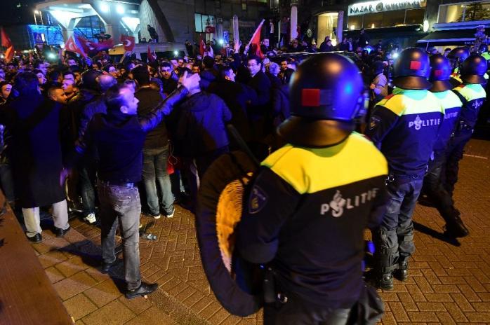 Полиция Нидерландов силой разогнала турецких митингующих