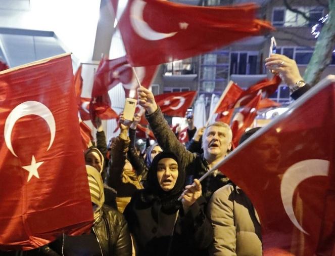 Турция решила приостановить дипломатические отношения с Нидерландами