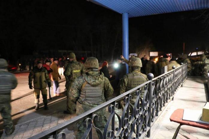 Турчинов: Все грузовые перевозки через линию разграничения на Донбассе перекрыты