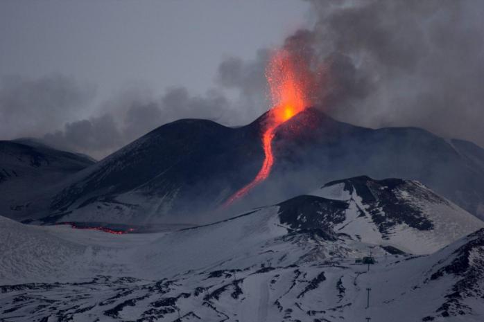 Виверження вулкану Етна: в Італії постраждали туристи й журналісти (ВІДЕО)