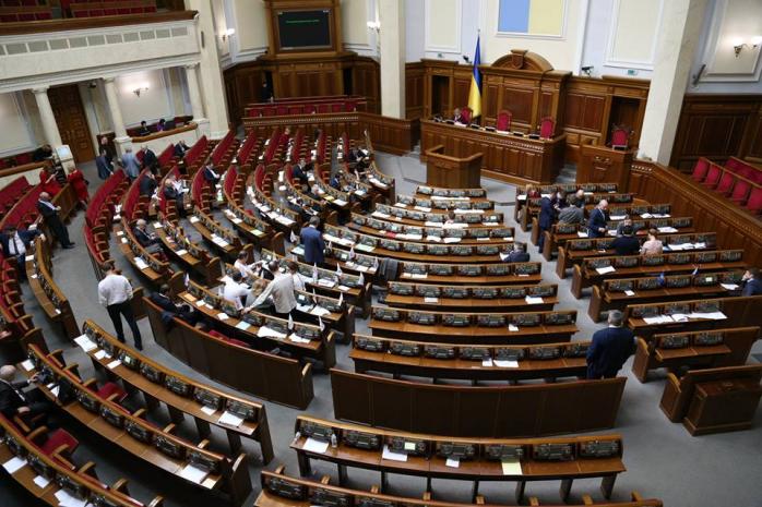 От работы кони дохнут: депутаты снова прогуливают пятничное заседание Рады (ФОТО)