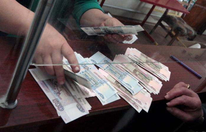Держдума у другому читанні схвалила обмеження грошових переказів до України