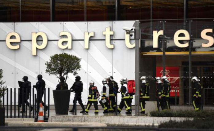 МВД Франции: Преступник из аэропорта Орли причастен к нападению на полицейских в Париже