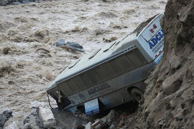 В Перу в результате наводнения погибли около 70 человек (ФОТО)