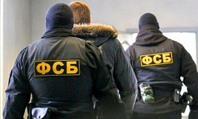 В Москве ФСБшники избили аспиранта-историка за вывешенный из окна флаг Украины (ФОТО)