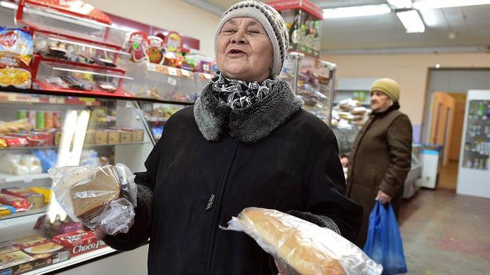 «Мало дает!»: россияне проклинают предпринимателя, который ежедневно раздает им бесплатный хлеб (ВИДЕО)
