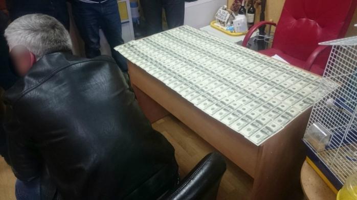 На Донетчине работник прокуратуры и адвокат погорели на взятке в 10 тыс. долларов (ФОТО)