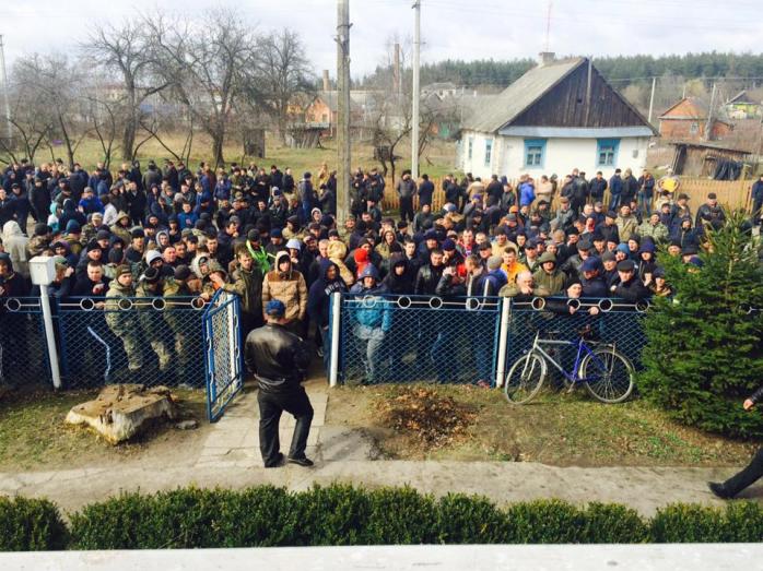 Будет еще один Донецк: копатели янтаря требуют, чтобы власть не вмешивалась в их промысел (ФОТО)