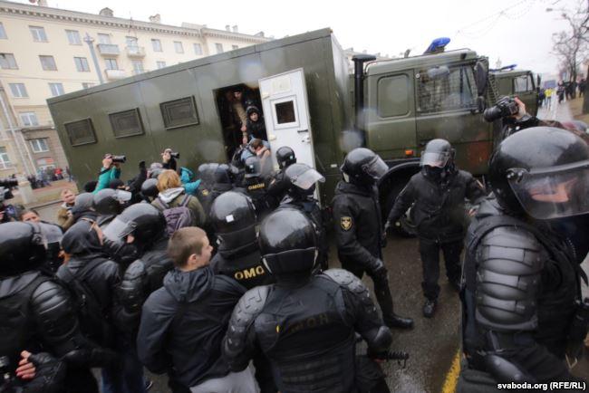 День воли в Минске: 57 правозащитников и журналистов отпустили, еще сотни людей задержали (ФОТО, ВИДЕО)