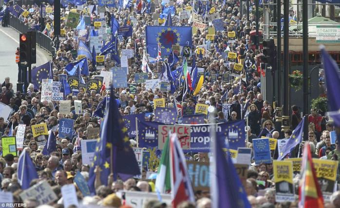 Тысячи лондонцев протестуют против Brexit (ФОТО)