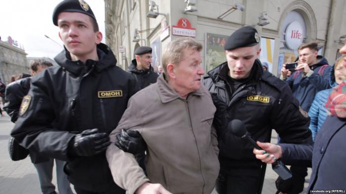 У Мінську заарештували тих, хто вийшов вимагати свободу для затриманих напередодні