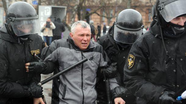 Білорусь депортує до України двох учасників протестів у День волі