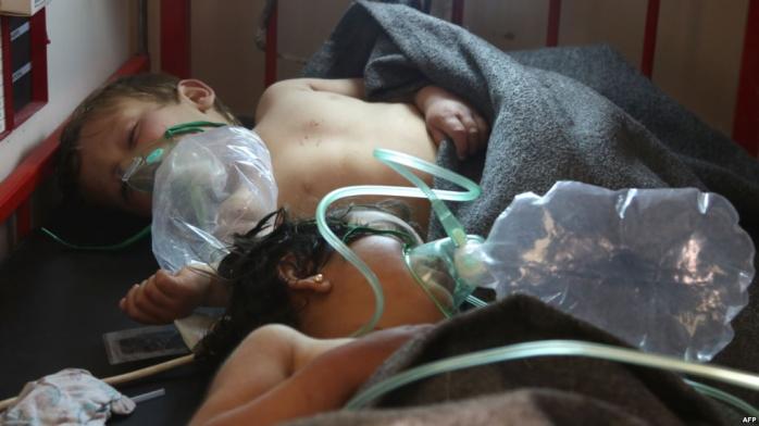 Сирийские дети проходят лечение после отравления газом в Хан-Шейхуне