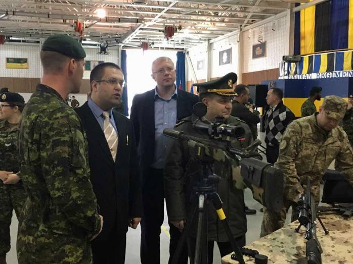В Україну приїдуть дві групи військових інструкторів із Канади — Полторак