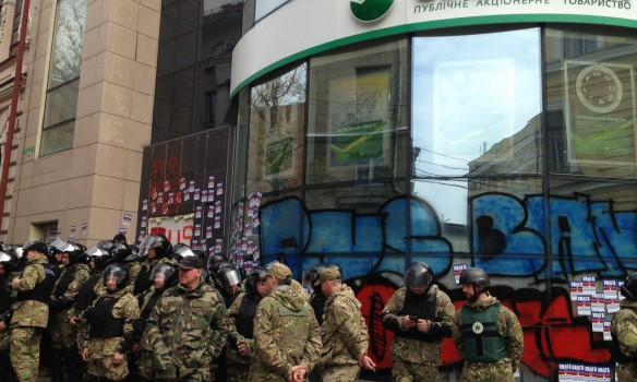 Во время столкновений возле «Сбербанка» в Харькове пострадал полицейский