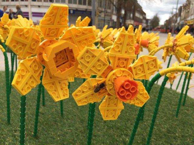 Центр британского города превратился в поле Lego-нарциссов (ФОТО)