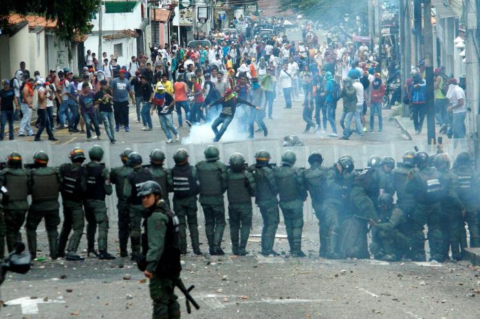 Разгон демонстрации в Венесуэле: в столкновениях с полицией погиб еще один студент