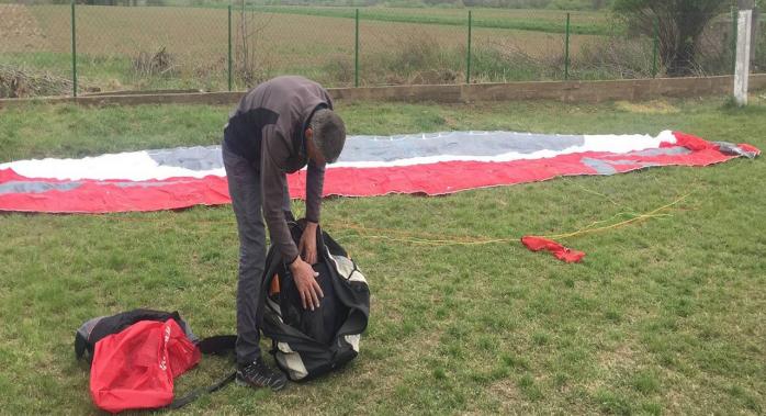 Віднесений вітром: прикордонники затримали угорського парашутиста за незаконний перетин кордону