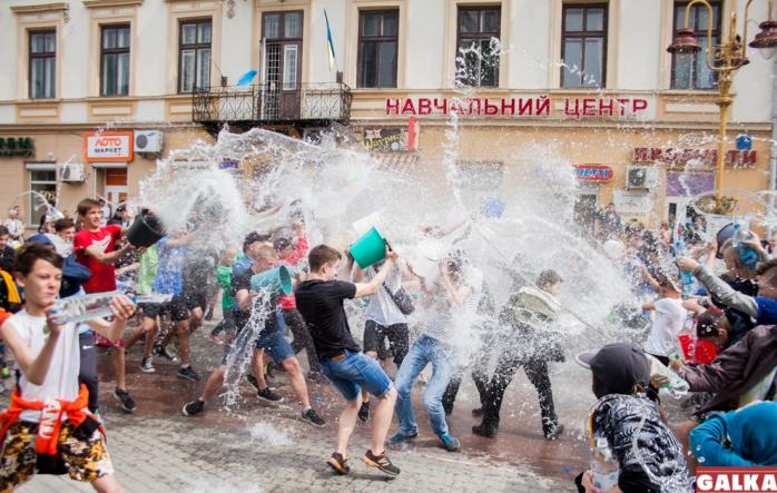 Водяной понедельник: во Львове и Ивано-Франковске прошли водяные бои (ФОТО)