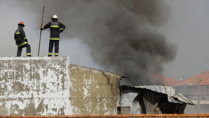 В Португалии самолет упал возле супермаркета, есть погибшие