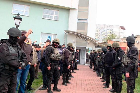 Группа вооруженных лиц заняла здание «Черкассыоблэнерго» (ФОТО, ВИДЕО)