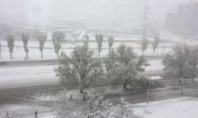 В Днепре снегом замело трассы и аэропорт (ФОТО)