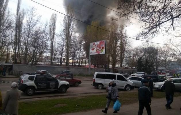 В Одесі горить один з найбільших ринків міста (ФОТО, ВІДЕО)