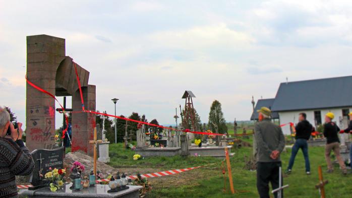 Польские националисты разрушили памятник УПА под Перемышлем