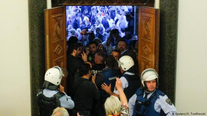 Під час штурму македонського парламенту поранено 77 осіб