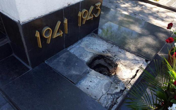 У Харкові невідомі понівечили могили радянських солдатів (ФОТО)