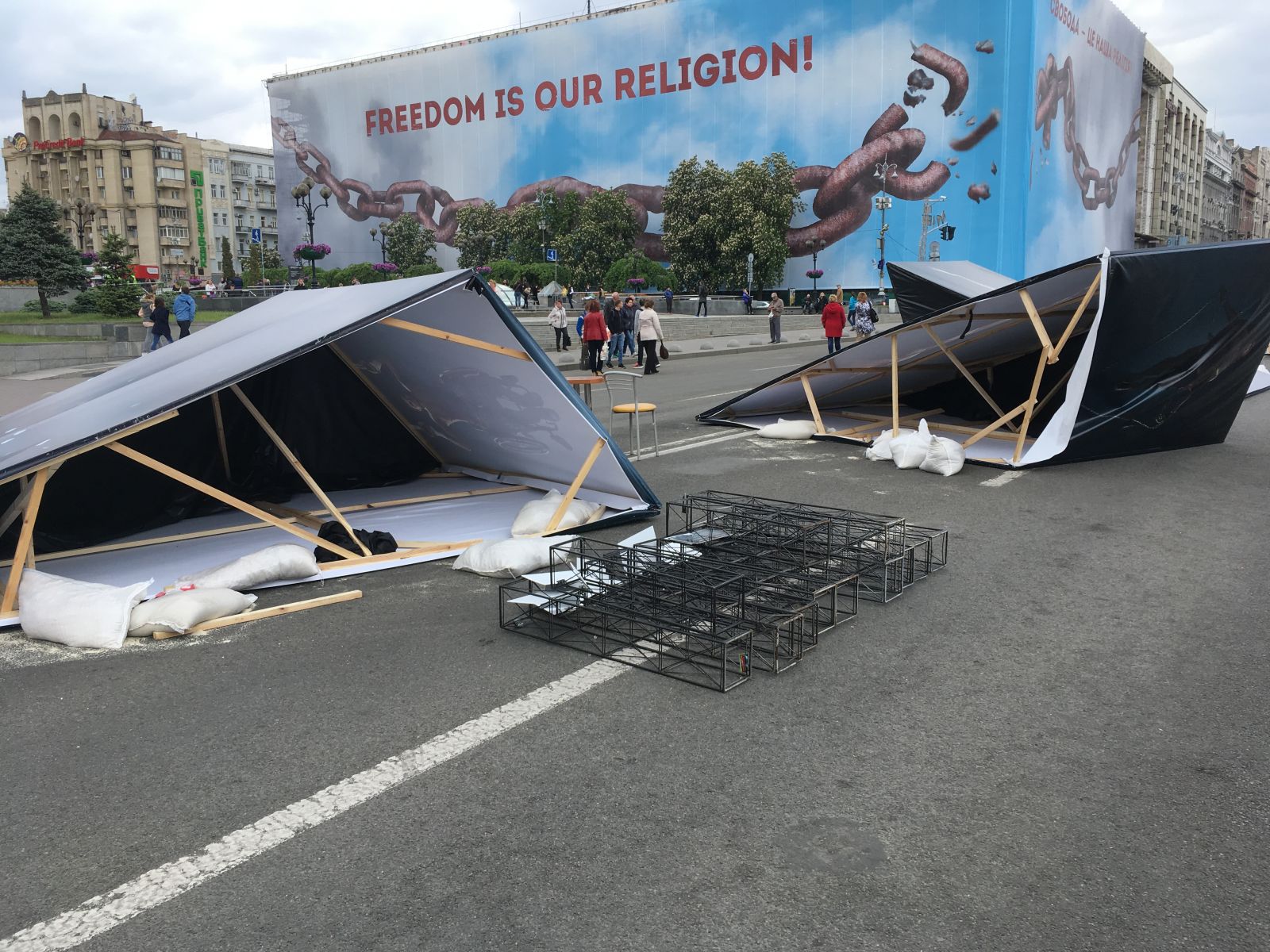 Центр Майдану Незалежності: повалені конструкції
