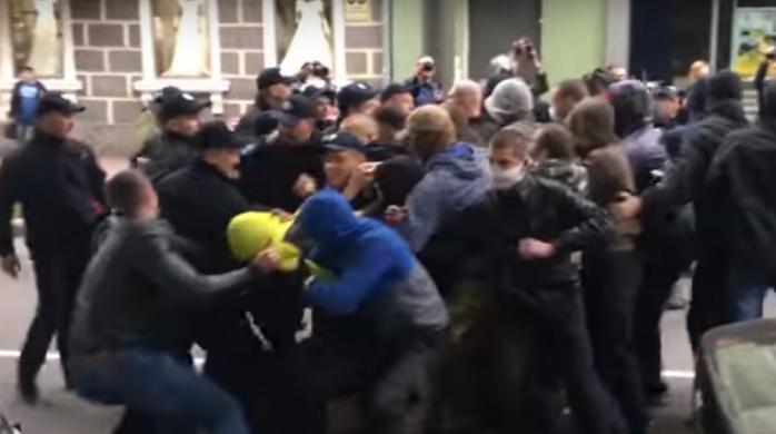 У Харкові на акції проти гомофобії сталися сутички, постраждали поліцейські (ВІДЕО)