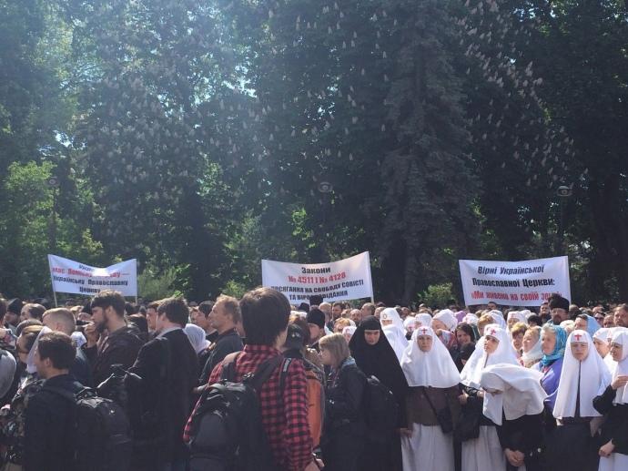 Під Радою триває масовий протест парафіян УПЦ МП (ФОТО)