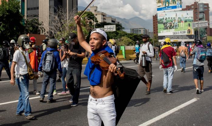 Протести та мародерства у Венесуелі: кількість жертв зростає, влада задіяла тисячі військових (ФОТО, ВІДЕО)