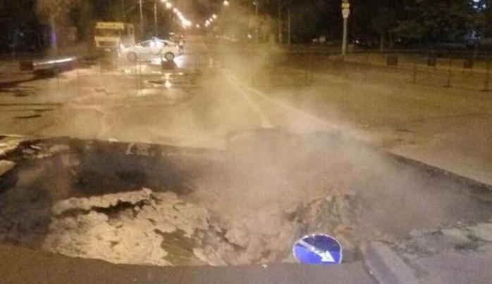 В Киеве на Оболони посреди дороги прорвало теплосеть (ФОТО)