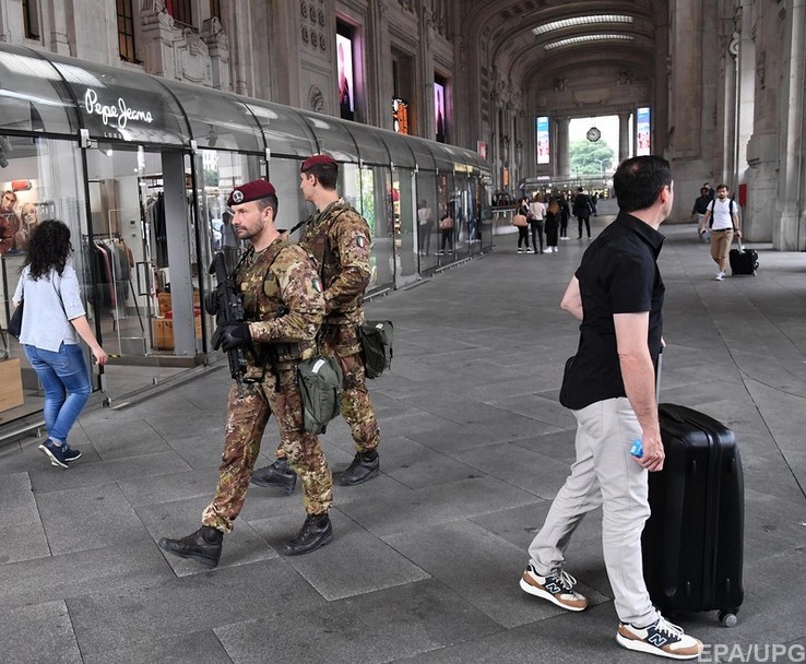 Фото: На миланском вокзале парень с ножом напал на военных 