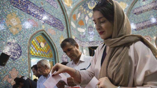 Действующий президент Ирана лидирует на выборах главы государства