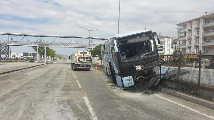 В Турции разбился автобус с делегатами съезда правящей партии: ранены 32 человека