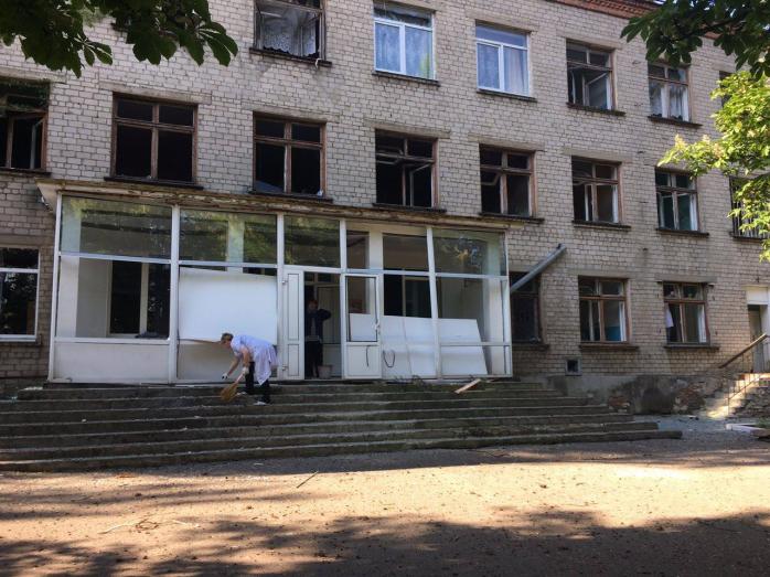 Террористы ударили из «Градов» по школе и больнице в Красногоровке (ФОТО)