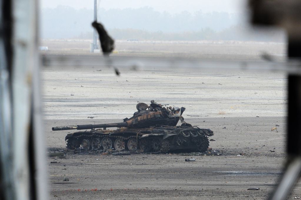 Фото: Уничтоженный "киборгами" российский танк на аэродроме ДАП
