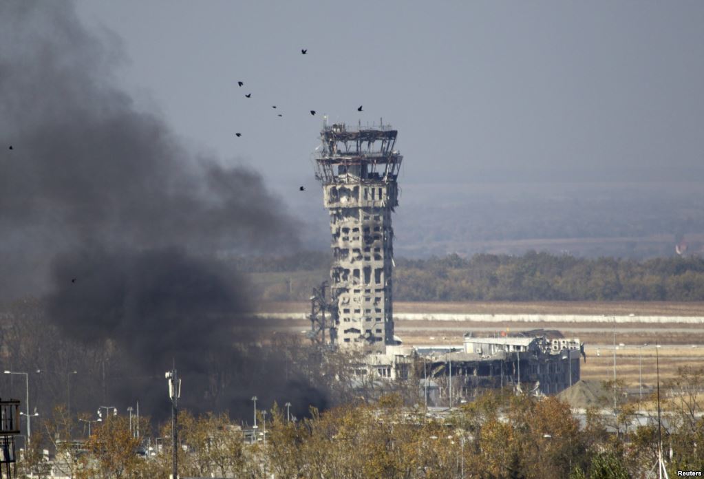 Фото: Диспетчерская башня Донецкого аэропорта в октябре 2014 года