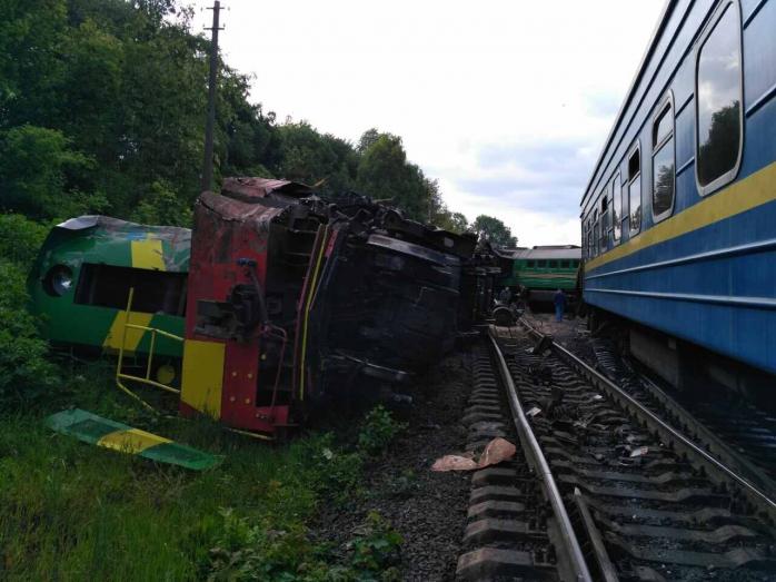 На Хмельниччині зіштовхнулися потяги: шестеро пасажирів дістали травми (ФОТО, ВІДЕО)