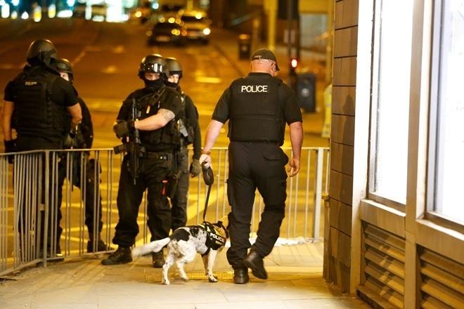 Теракт в Манчестере: в Британии выросло число задержанных за связи с боевиками